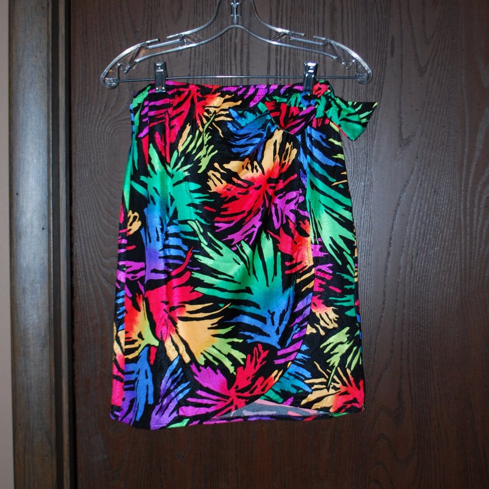 ***SALE*** - NWOT Gorgeous Sarong or Swim Skirt Coverup - M